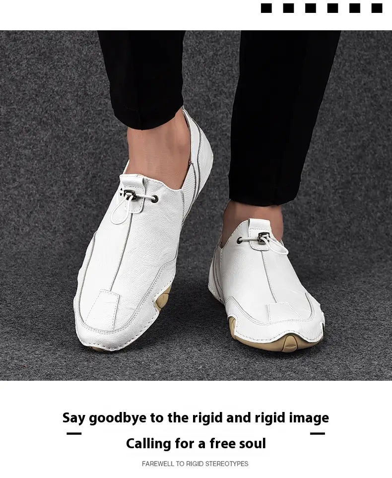Chaussures de sport décontractées à enfiler pour homme en cuir véritable blanc, avec un design minimaliste épuré et des détails de coutures discrets.