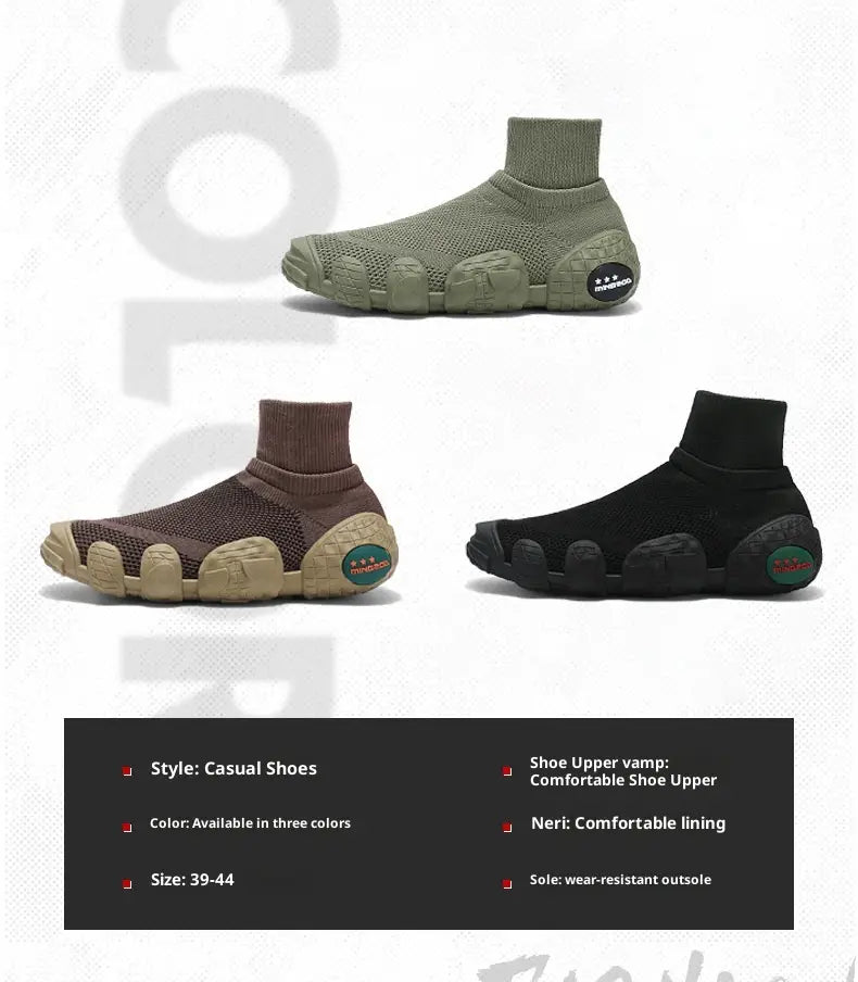Olivegrüne Strick-Mesh-Sneaker im mittelhohen Stil für den Alltag und Sport, mit einer strukturierten, segmentierten Laufsohle und subtiler Markenkennzeichnung an der Ferse, wie von der Rückseite gezeigt