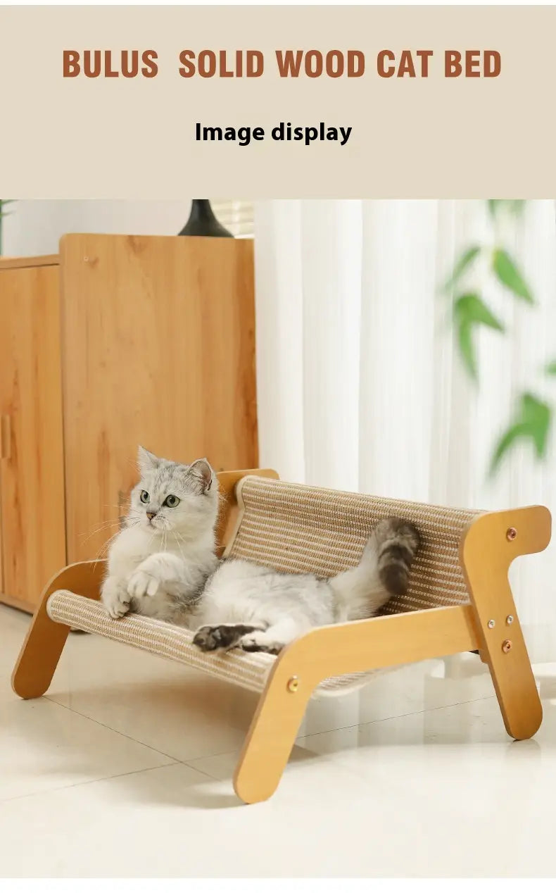 Nido cama tipo sillón reclinable de ratán con tabla de rascado para gatos de madera maciza Bulus, con estructura de madera color marrón claro y asiento de tejido beige trenzado.