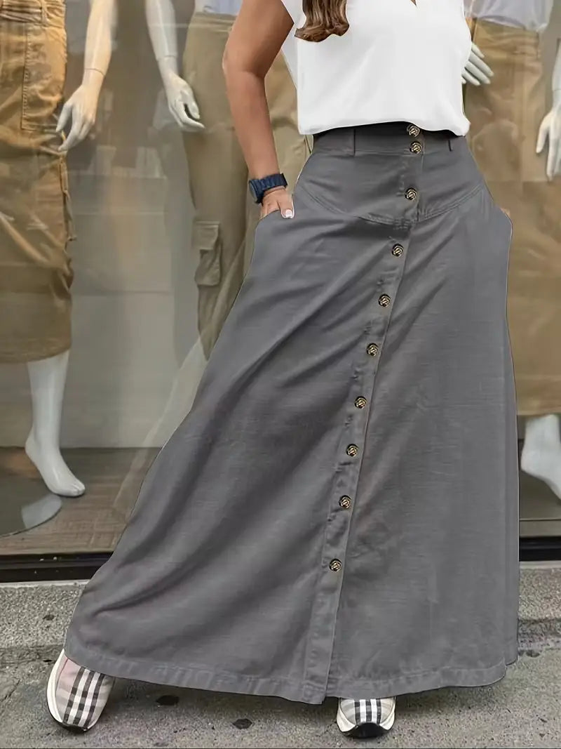 Jupe longue maxi grise boutonnée devant à taille haute, avec une coupe droite fluide et une texture subtile.