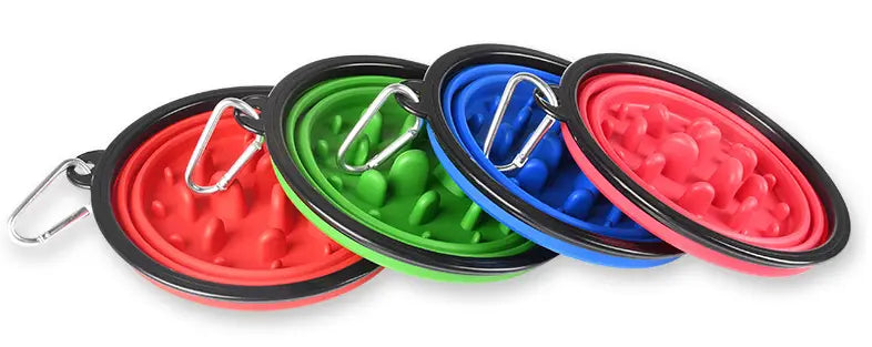 Lot de quatre bols pour animaux Slow Food en silicone rabattable, avec bords noirs et clips mousquetons argentés, en rouge, vert, bleu et rose.
