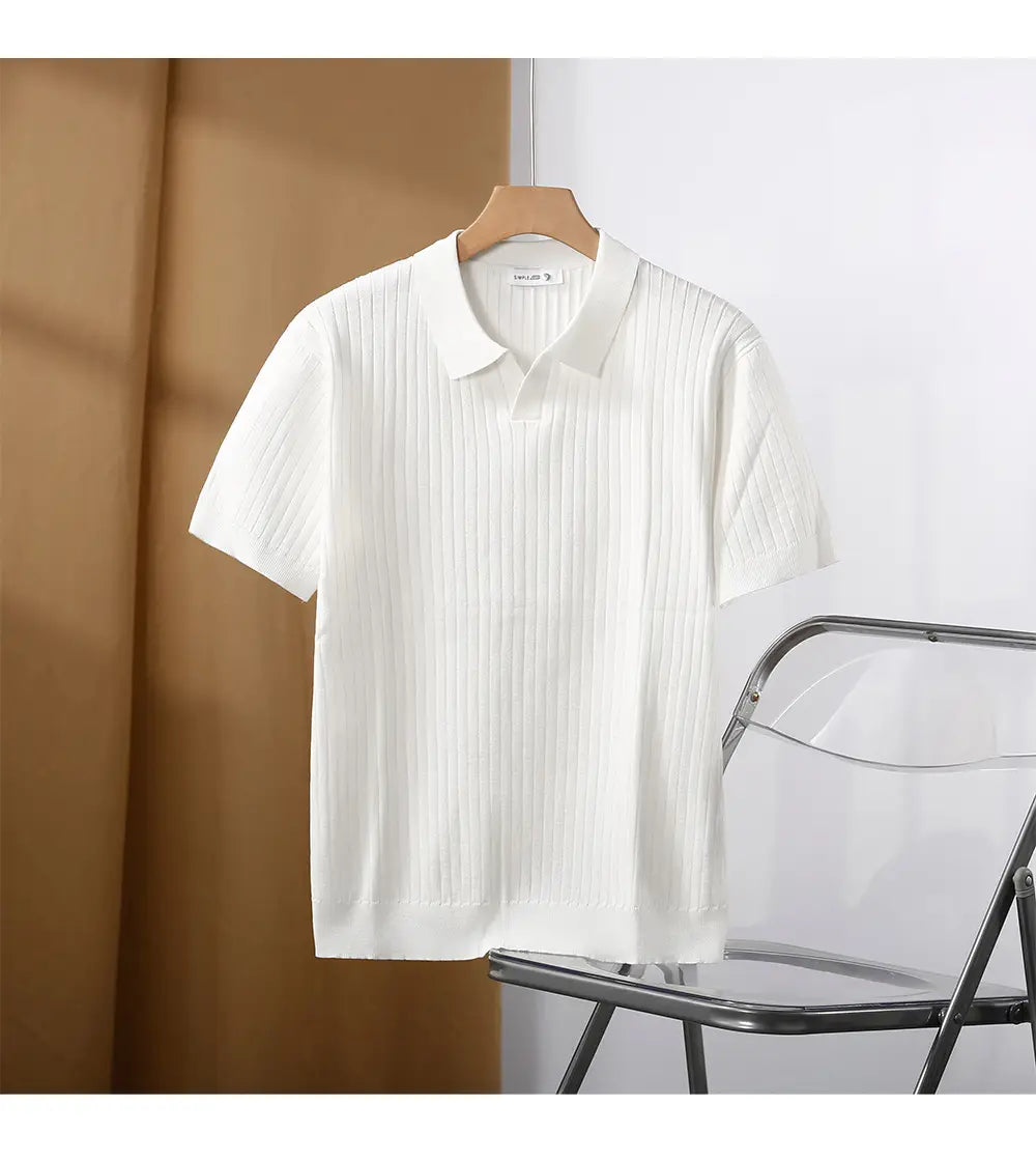 Weißes Poloshirt mit kurzen Ärmeln, vertikaler gerippter gestreifter Jacquard-Strick-Optik und klassischem Kragen.