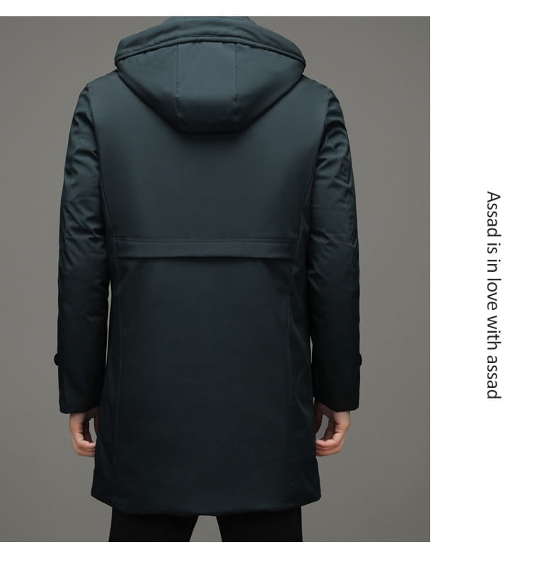 Abrigo de invierno acolchado con capucha para hombre en verde oscuro con diseño acolchado y estilo moderno y elegante para clima frío.