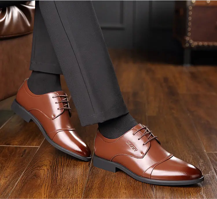 Chaussures de ville en cuir marron pour homme, avec un design à lacets poli et des semelles en caoutchouc noir