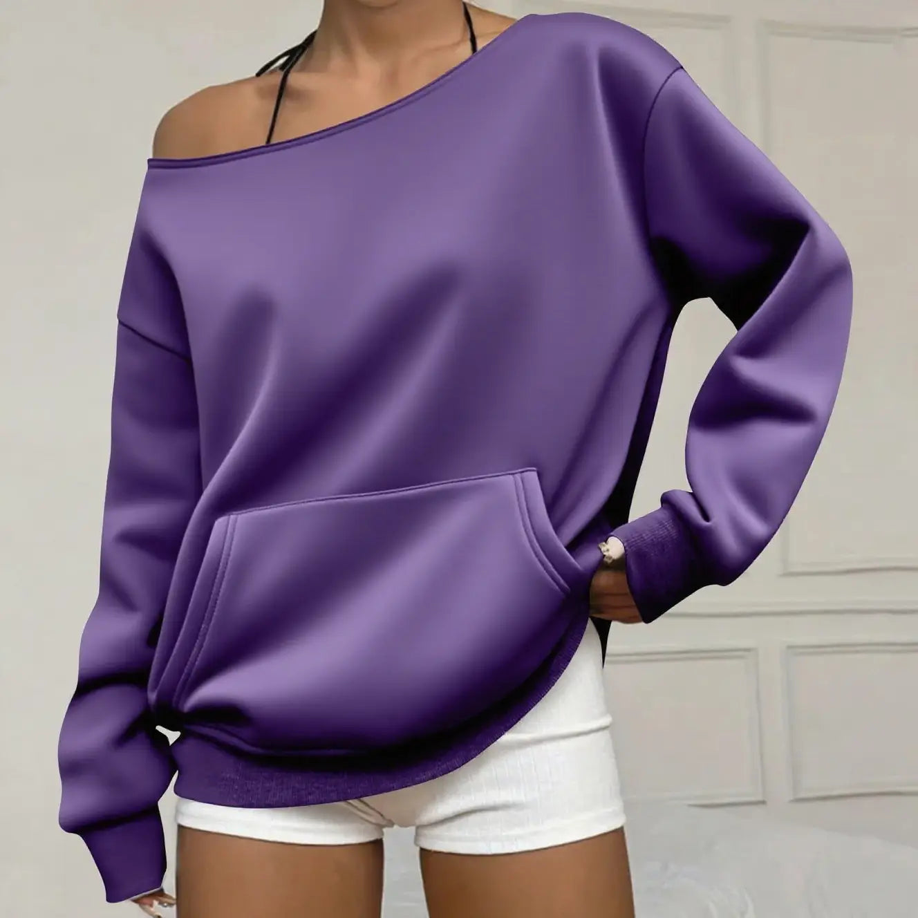 Lila schulterfreier Pullover mit Fronttasche und langen Ärmeln aus weichem Material für den Casual-Gebrauch.