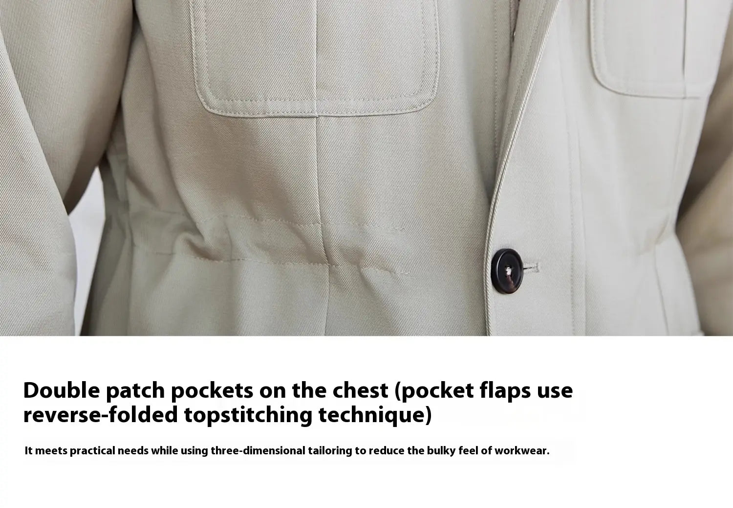 Beige Herren-Lyocell-Mischung Utility-Safarijacke mit doppelten aufgesetzten Klappentaschen und schwarzen Knöpfen.