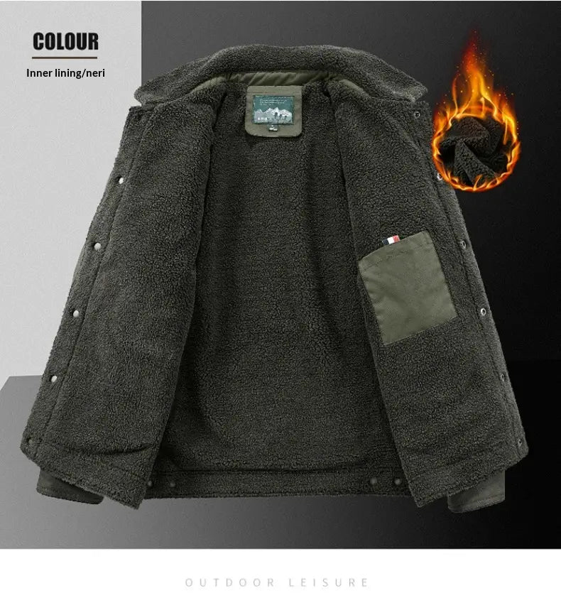 Veste boutonnée en matelassé à empiècements pour homme en velours côtelé doublée en polaire de laine d’agneau, en gris foncé, avec doublure en peau de mouton (shearling) et une poche en patch vert olive.