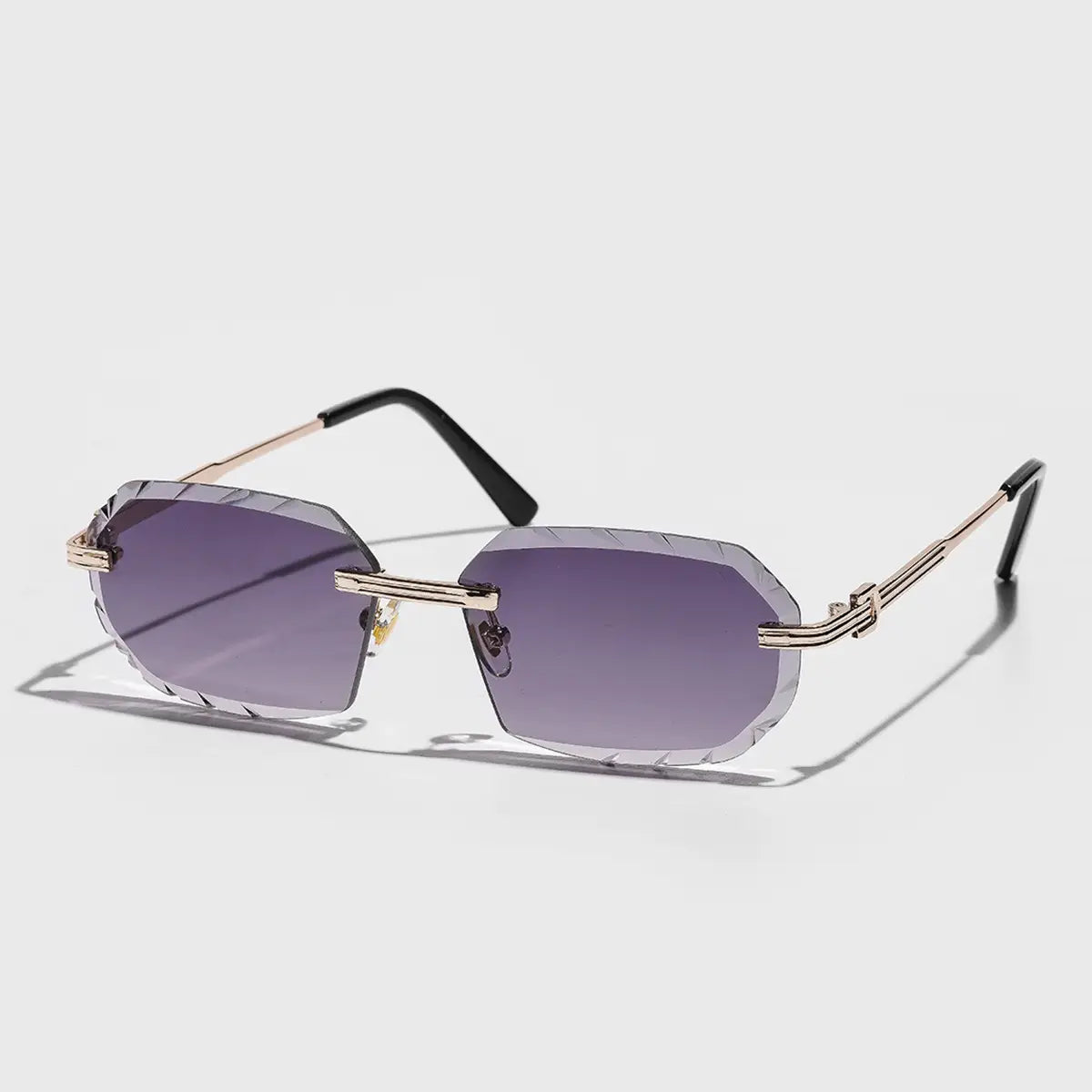 Rahmenlose geometrische Diamant-Schnitt-Gradienten-Sonnenbrille mit Metallfassungen für mehrseitige Gläser, die von Dunkelviolett zu helleren Farbtönen übergehen.