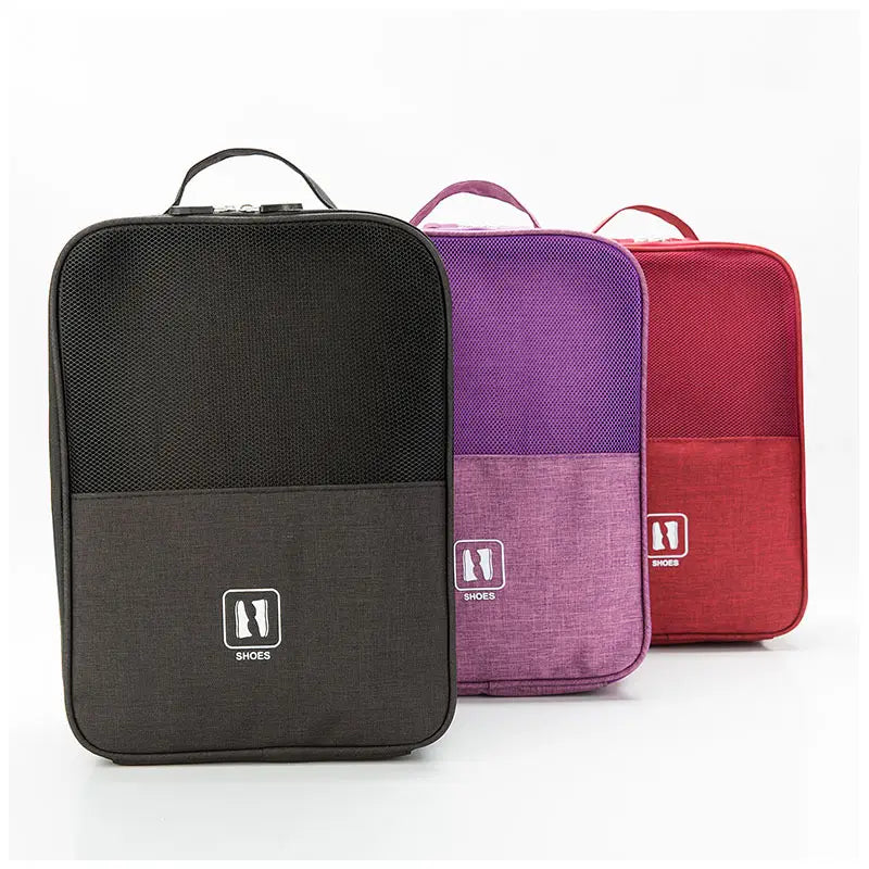 Trois housses compactes de rangement pour chaussures en noir, violet et rouge, avec dessus en mesh et fonds en tissu, pour organiser les bagages de voyage portables.