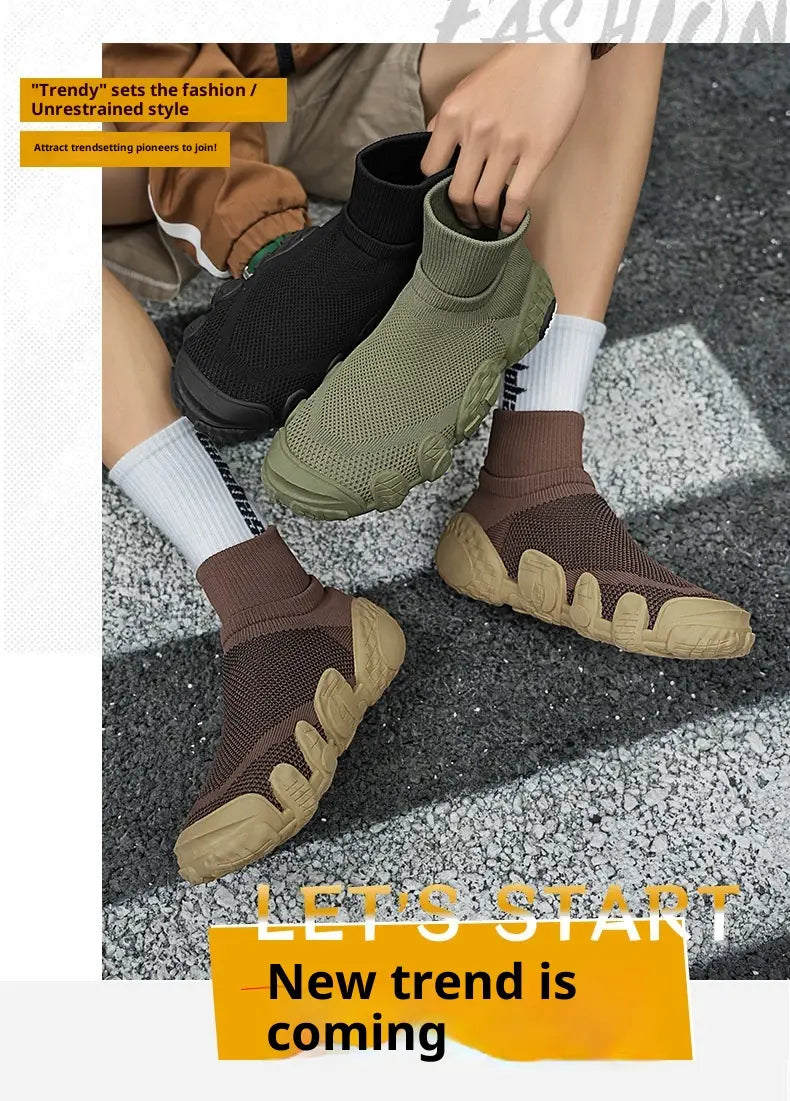 Olivegrüne und braune Strick-Mesh-Sneaker im mittelhohen Stil für den Alltag und Sport, mit massiven, strukturierten Sohlen.