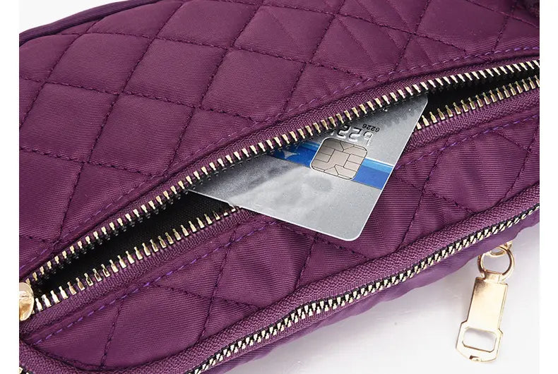 Lila gesteppte Nylonbauchtasche für Damen mit goldfarbenem Reißverschluss und Zuglasche, gestaltet als Crossbody-Gürteltasche für den Einsatz im Sport.