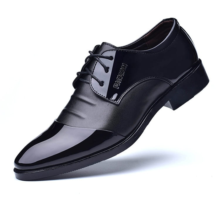 Herrenschuh Oxford aus schwarzem Lackleder mit glanzvoller Oberfläche und dezenter Fashion-Branding-Kennzeichnung an der Seite, mit spitzer Kappe im britischen Stil.