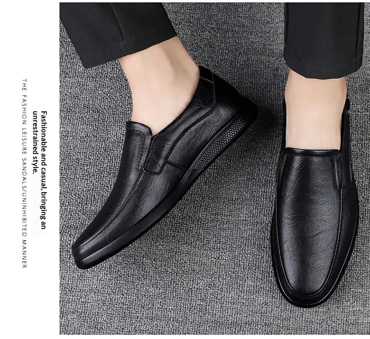 Mocassins noirs en cuir pour homme, style britannique, à enfiler, au design minimaliste épuré et à la texture subtile.