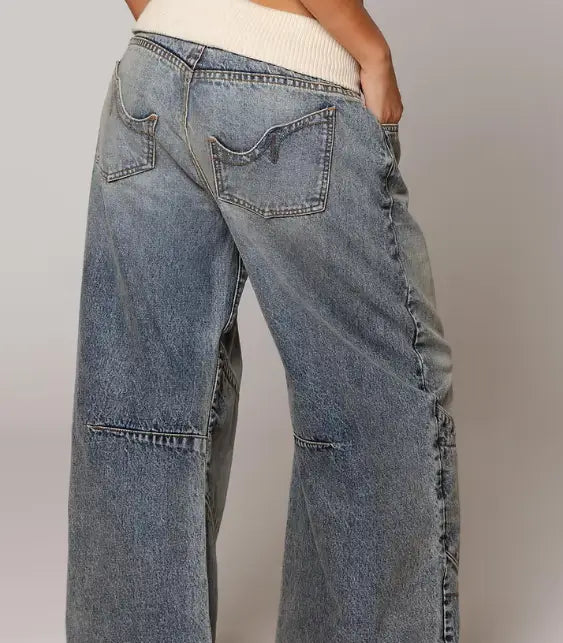 Weit geschnittene Denim-Jeans in gebleichtem hellblauem Wasch mit sichtbarer Naht und Patchwork-Details, entworfen als Freizeithose für Damen.
