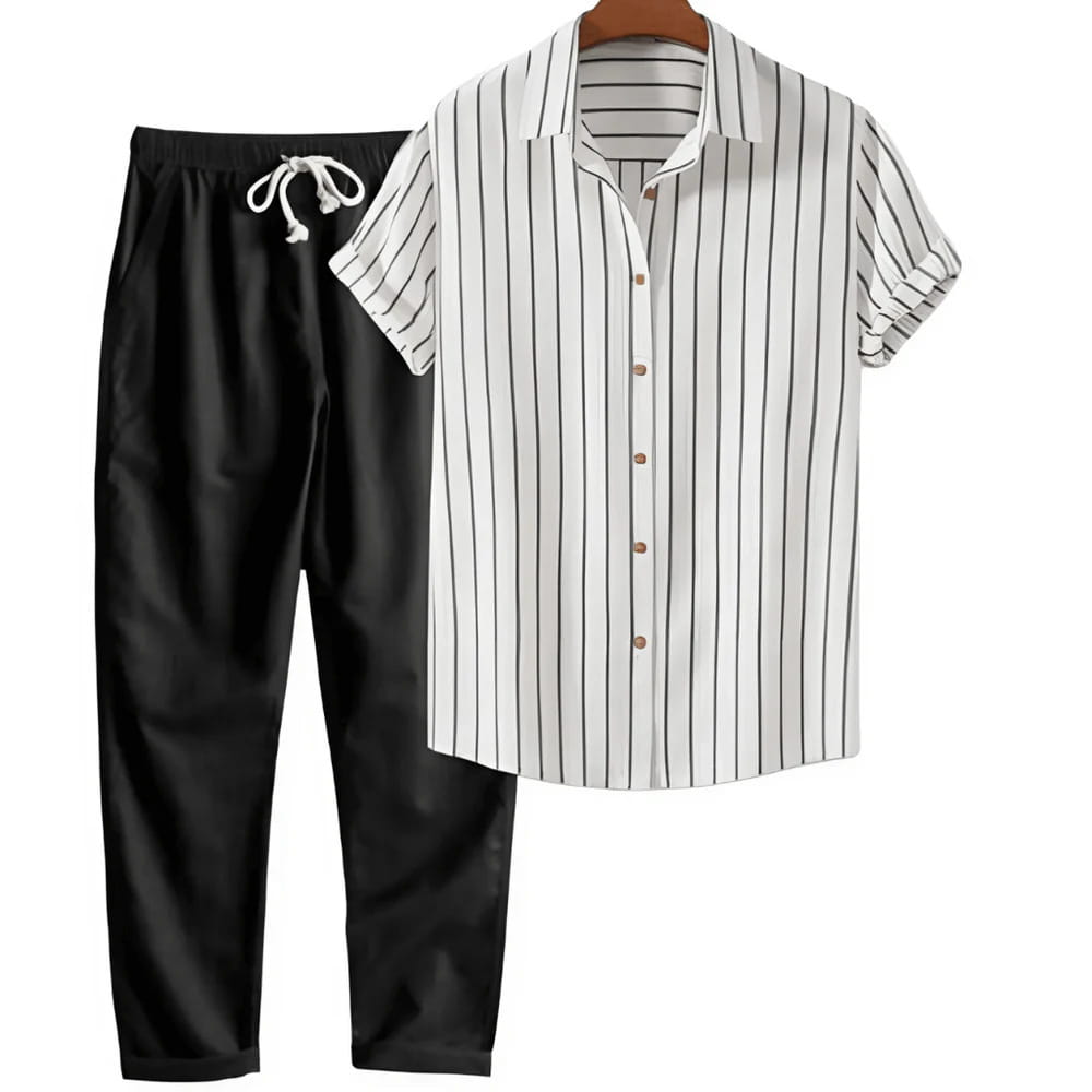 Ensemble chemise pour homme à manches courtes et pantalon comprenant une chemise blanche à manches courtes boutonnée, avec des rayures verticales noires, et un col assorti à rayures, présenté sur un cintre en bois