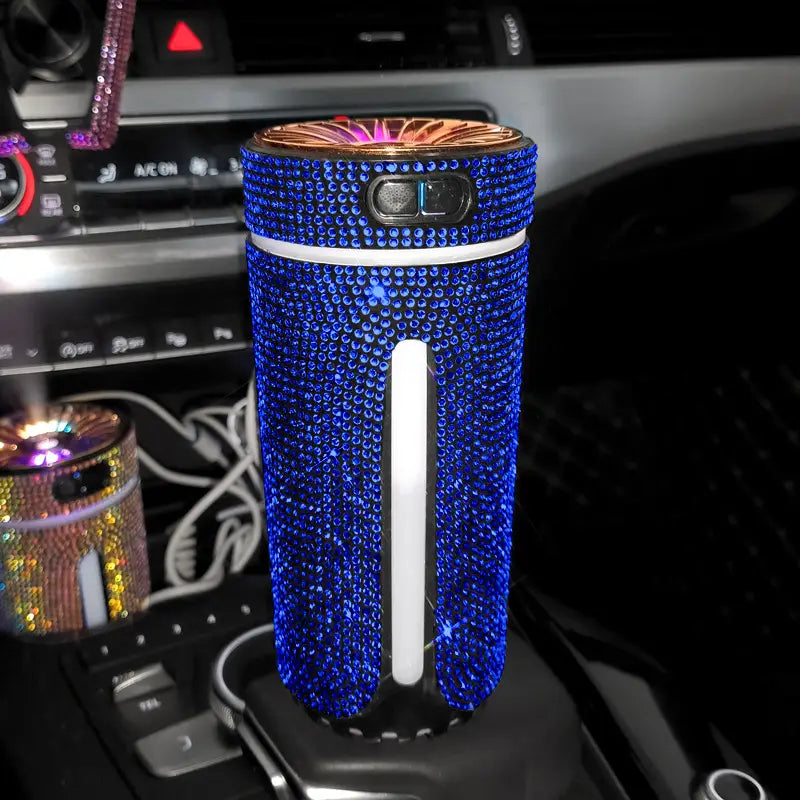 Ein funkelnder, mit blauen Kristallen besetzter Diamant-Auto-Befeuchter-LED-Strass-USB-Luftdiffusor mit einer Roségold-Oberseite und einem weißen Akzentstreifen.
