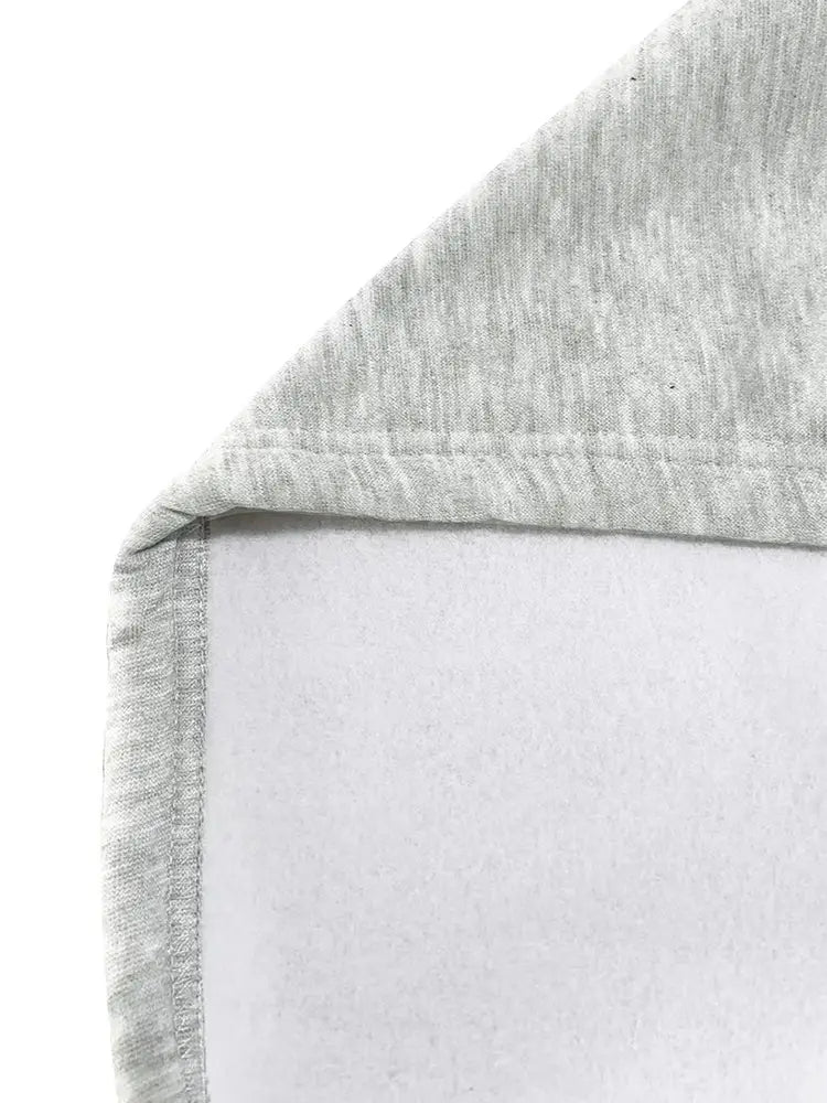 Col en coton chiné gris t-shirt, avec ourlet cousu avec soin sur un sweat-shirt à capuche zippé imprimé graphique
