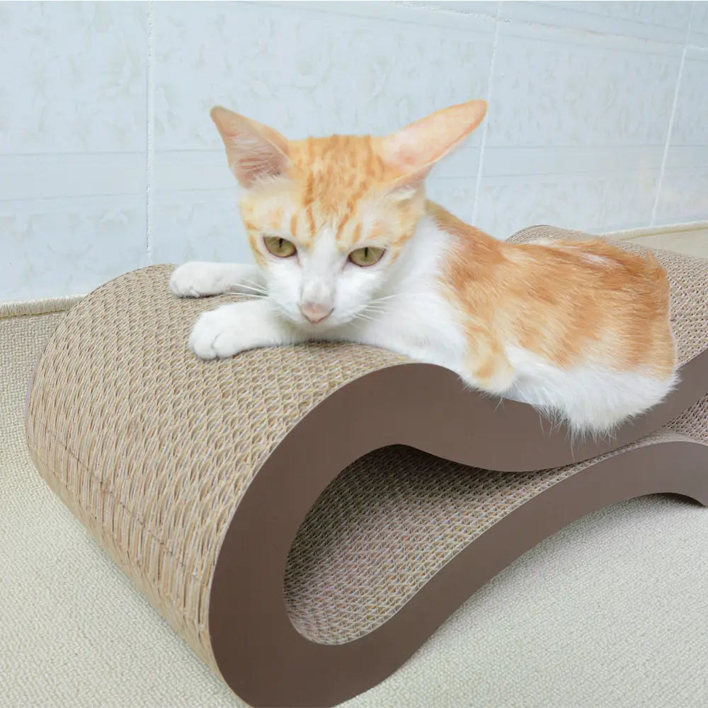 Gebogenes Kratzbrett für Katzen mit braunem Kartonrahmen und strukturierter beiger Sisaloberfläche im „gebogenen, gewellten, modernen Holz-Kratzpad“.