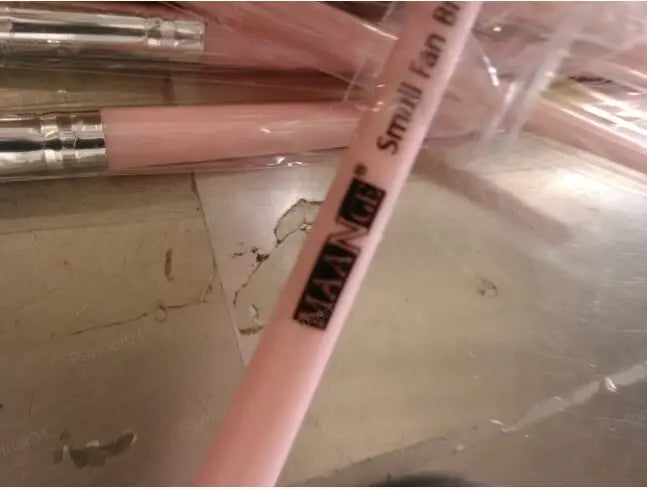 Lidschatten-Make-up-Pinsel mit pinkfarbenem Griff, silberner Zwinge und schwarzem Branding aus dem professionellen 12-teiligen Set für Lidschatten-Make-up-Pinsel in Pink