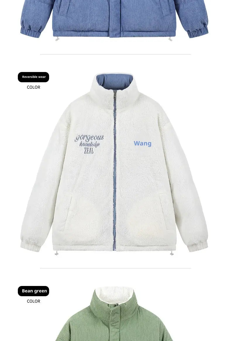 Weiße Pufferjacke mit blauem Cord-Fleece-Futter und „gorgeous knowledge zeal“ in Schreibschrift, bestickt auf der linken Brust; mit Frontreißverschluss.