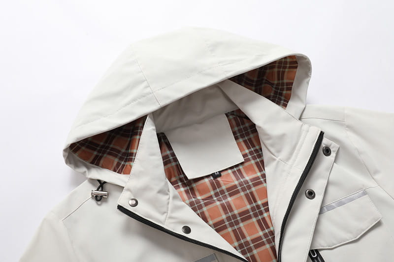 Herren-Wasserabweisender Trenchcoat mit Kapuze in Creme mit Kapuze und karierter Innenfutter-Auskleidung in Orange- und Brauntönen.