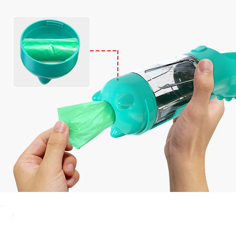 Outil de gestion des déchets pour animaux en plastique turquoise, avec corps cylindrique transparent et élément en doublure jetable verte, faisant partie d’une bouteille d’eau portable 3-en-1 pour chien avec distributeur de nourriture et de sachets.