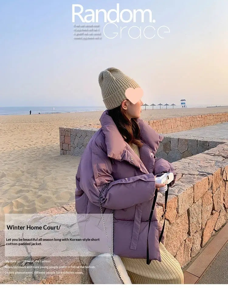 Doudoune coréenne courte pour femmes violette avec un design ceinturé rembourré en coton.