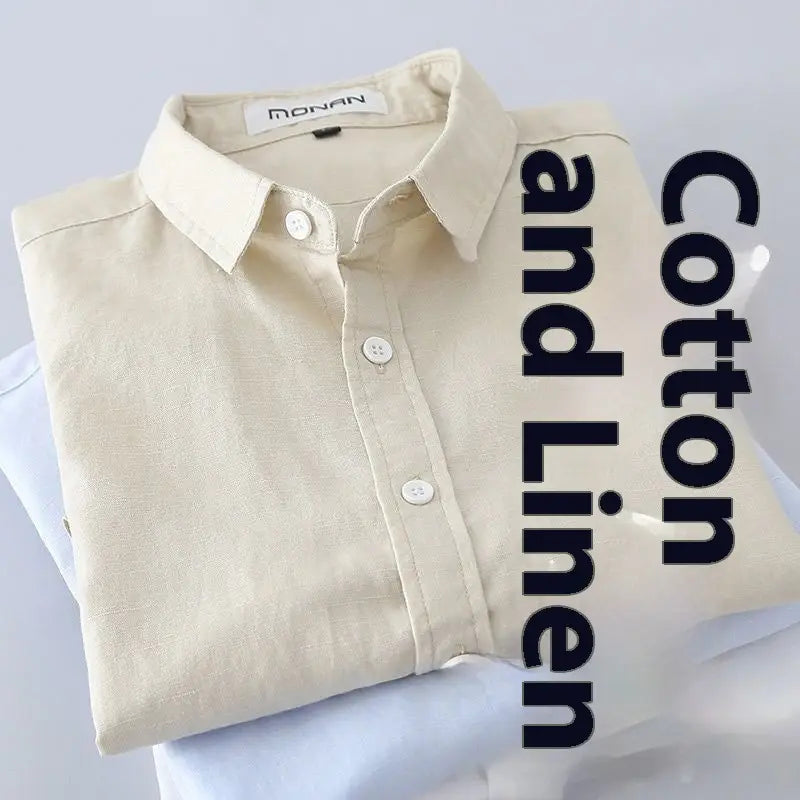 Beiges Herren-Baumwoll-Leinen-Casual-Hemd mit langen Ärmeln, mit klassischem Kragen und weißen Knöpfen aus atmungsaktiver Baumwoll- und Leinenware.