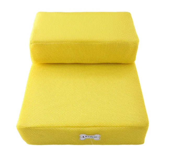 Escalera plegable de malla para mascotas de dos niveles color amarillo intenso con superficie de tela texturizada y un pequeño logotipo con forma de hueso en el escalón inferior.