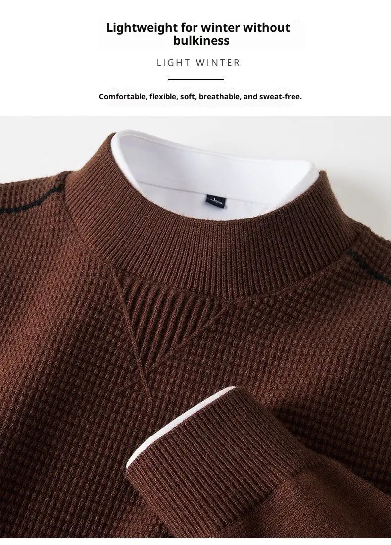 Herren-Pullover aus braunem, strukturiertem Strick mit geripptem Rundhalsausschnitt und weißem Innenkragen aus weichem Strickstoff.