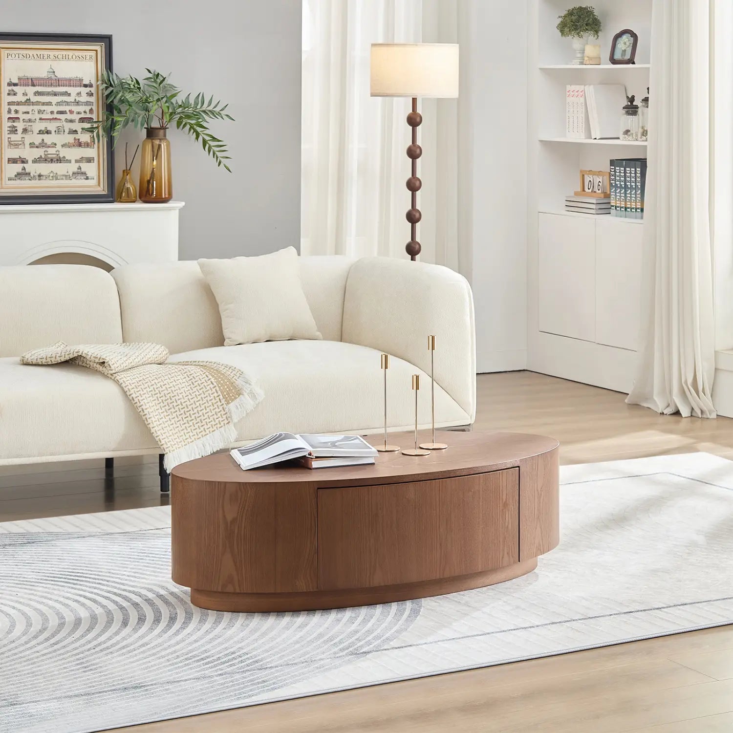 Moderner ovaler Couchtisch aus dunklem Nussbaumholz mit warmer Ausführung und stilvollem minimalistischen Design, mit praktischem Stauraum und ohne Aufbau erforderlich.
