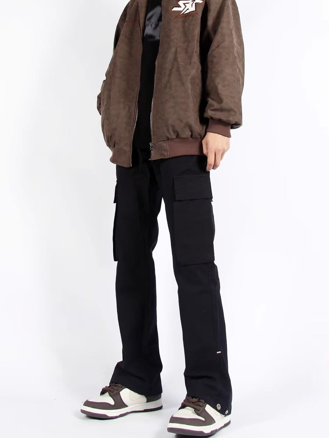 Pantalones cargo negros con múltiples bolsillos y corte de pierna recta, confeccionados con tejido resistente, adecuados para un uso versátil en exteriores y casual.