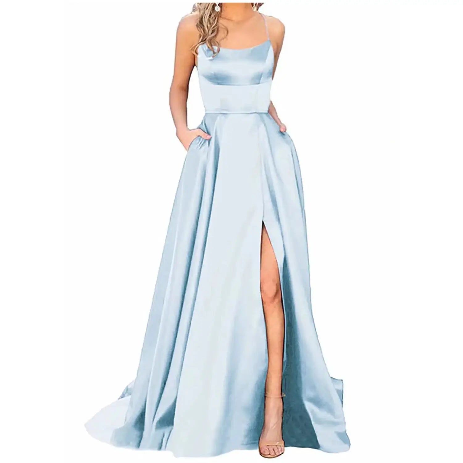 Ein fließendes Satin-Bridesmaid-Party-Kleid in Hellblau mit quadratischem Ausschnitt und dünnen Spaghettiträgern.