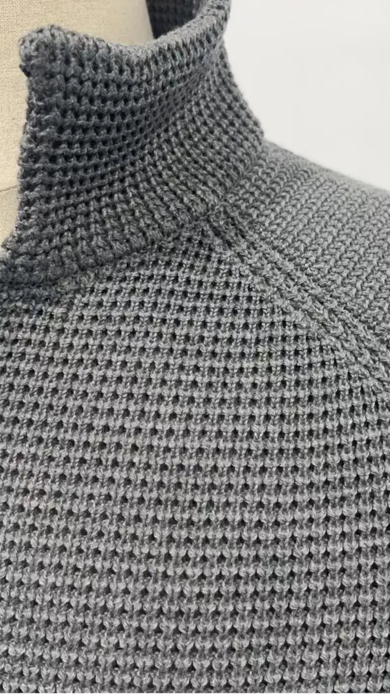 Pull-over en cardigan à col montant en maille grise pour homme, avec un design de col roulé texturé façon gaufrée.