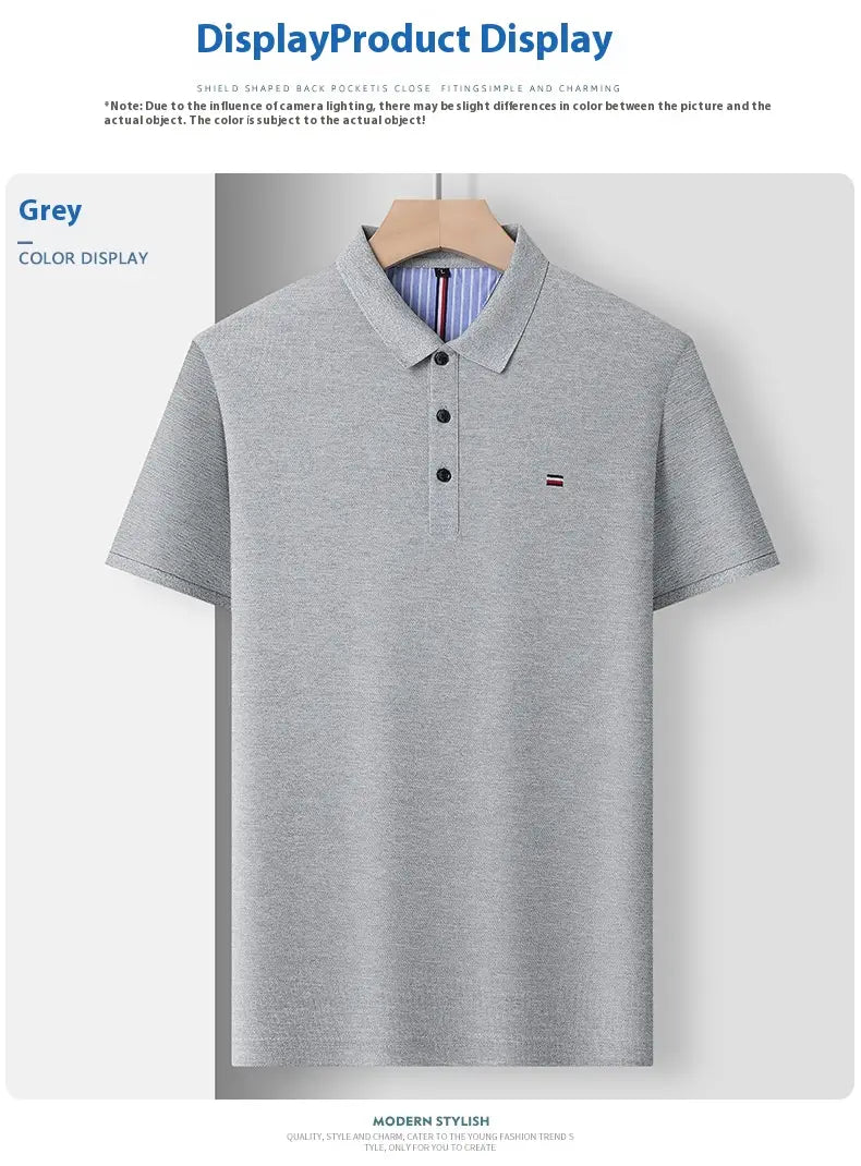 Herren-Poloshirt mit kurzem Ärmel in Grau mit dezent gestreiftem Innenkragen und kleinem Brustlogo – Casual-Sommeroberteil.