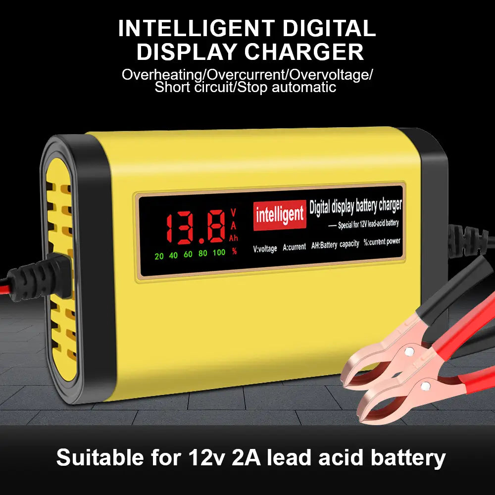 Cargador inteligente para batería de automóvil de 12 V amarillo con detalles negros e indicador LED digital rojo, que muestra lecturas de voltaje para baterías AGM y de gel.