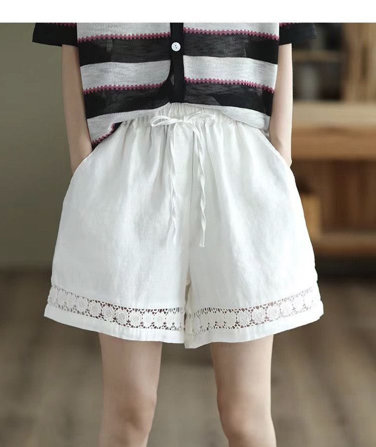 weiße Leinen-Shorts mit zarter Spitzenverzierung am Saum und Tunnelzugbund, abgebildet in der Produktkollektion Baumwoll-Leinen-Hosen mit Schnürung.