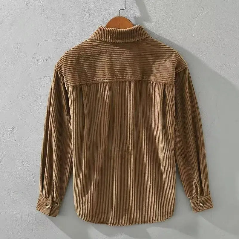 Herren-Cordhemd, schmal geschnitten, langarm, Herbstbekleidung in Taupe mit gerippter Struktur und umgeschlagenen Bündchen.