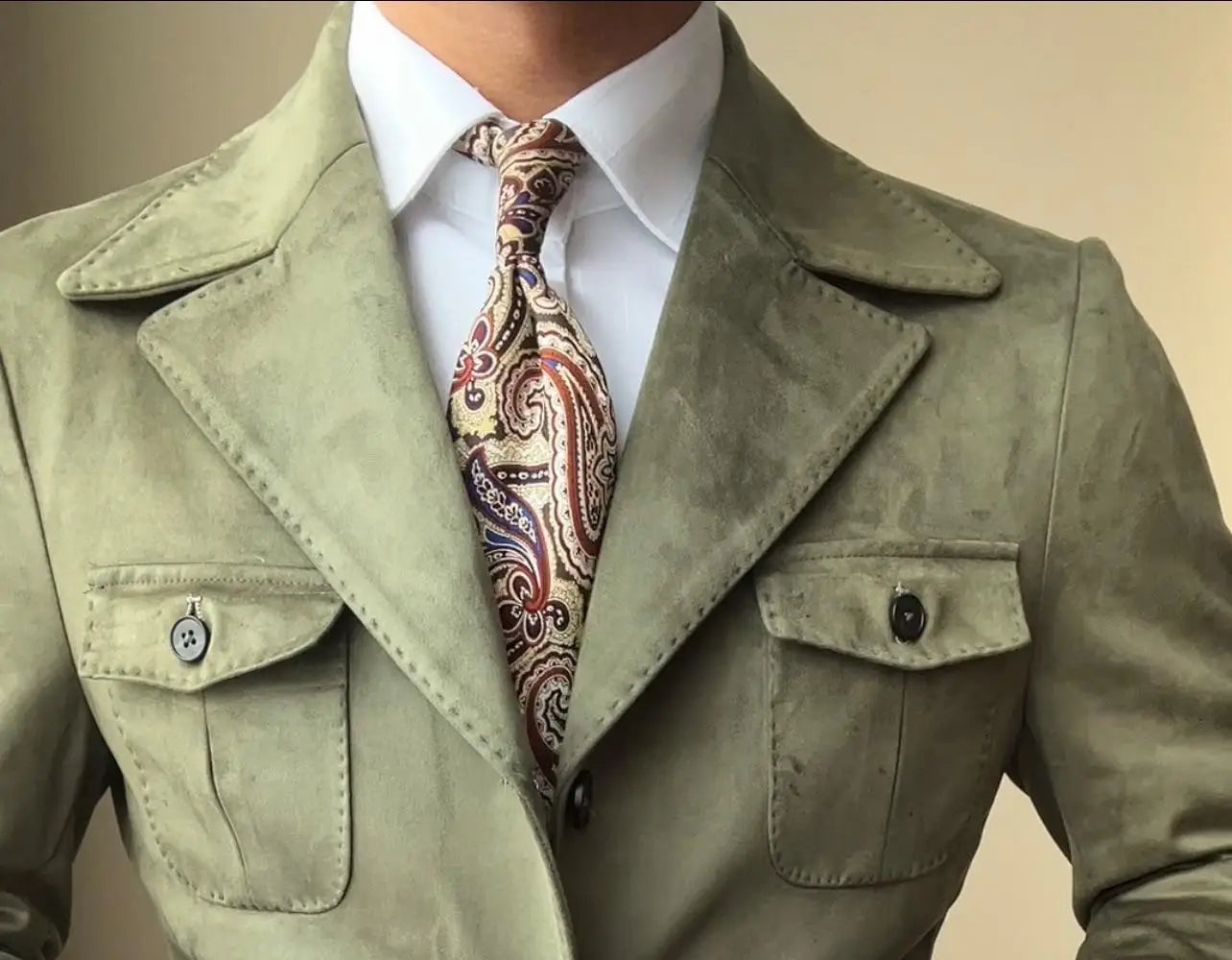 blazer de terciopelo de ante color verde oliva para hombre con bolsillos de solapa y costuras contrastantes, perfecto para vestir retro de primavera