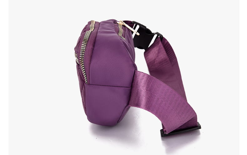 Lila gesteppte Nylon-Crossbody-Gürteltasche für Damen und Sport aus Nylon mit silbernen Reißverschlüssen und einem passenden verstellbaren Riemen.