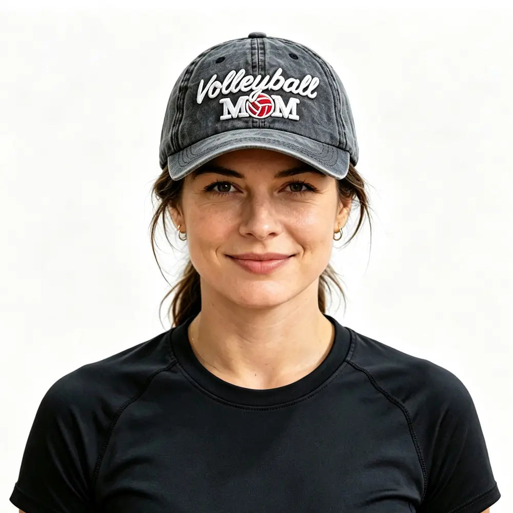 Une casquette de baseball vintage gris foncé délavé, brodée « volleyball mom » en blanc et rouge, adaptée aux mères de volley-ball.