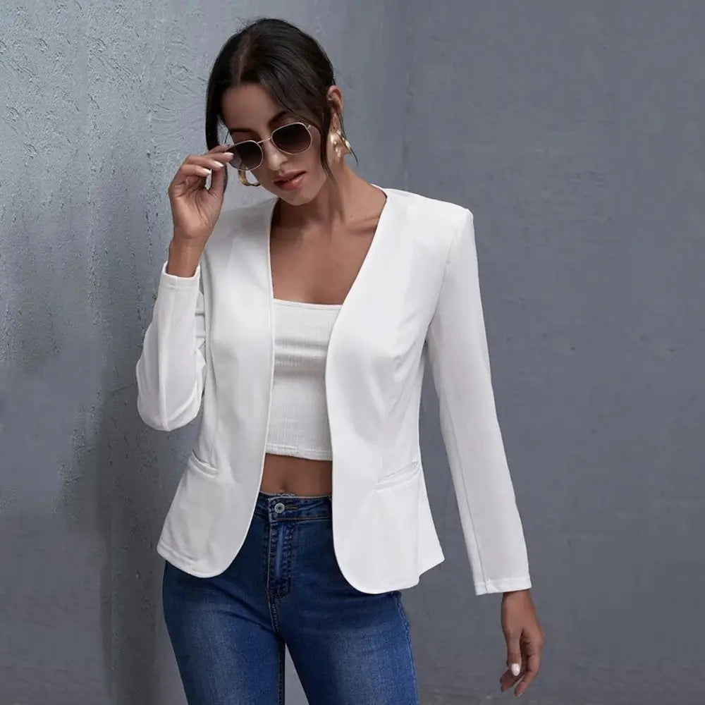Veste courte blanche ajustée, solidement confectionnée, avec des manches longues et une coupe ajustée et élégante dans un tissu blanc.