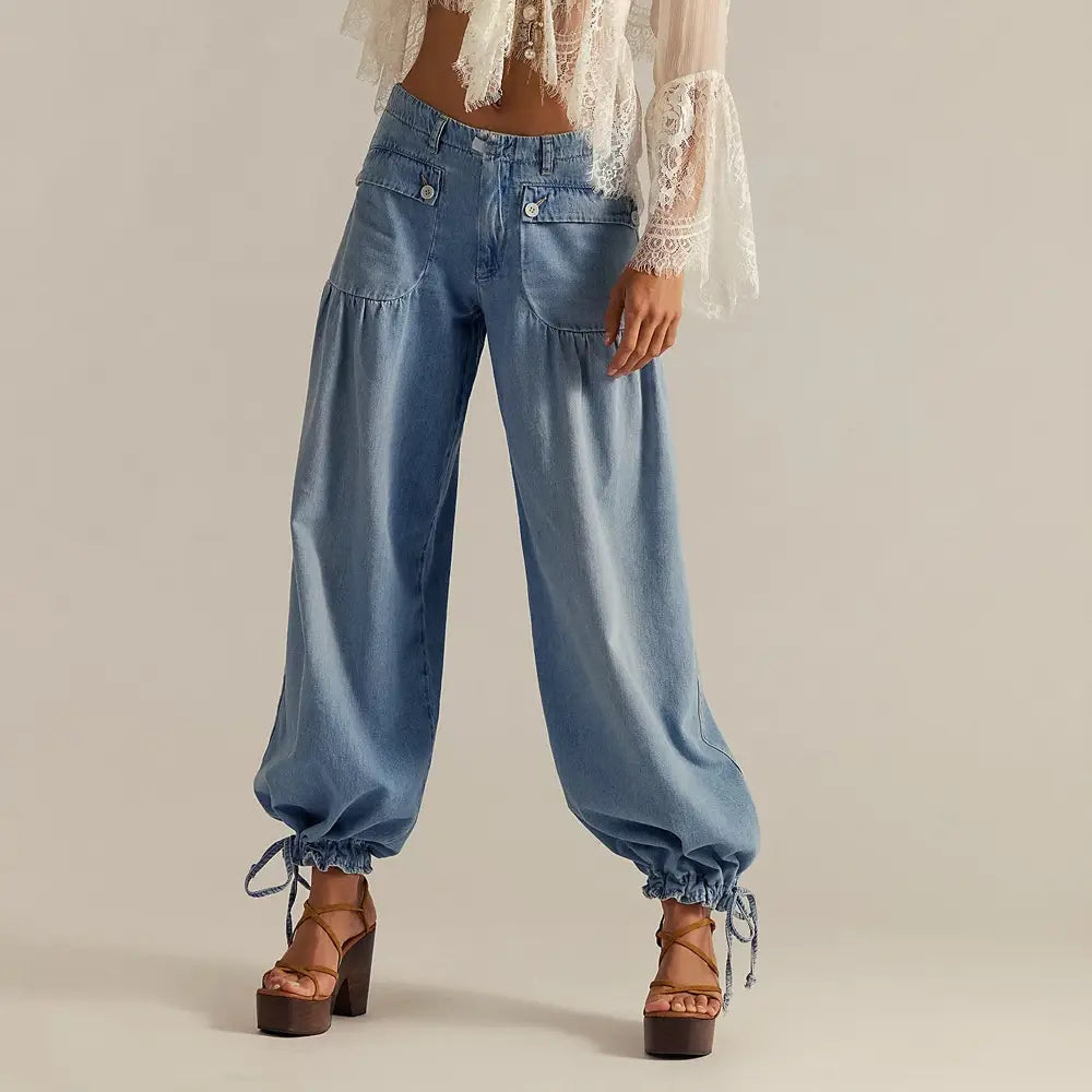 Denim bleu clair, jeans casual droits à taille mi-basse ample pour femmes, avec coupe ample et jambes larges décontractées et poignets à cordon de serrage aux chevilles.