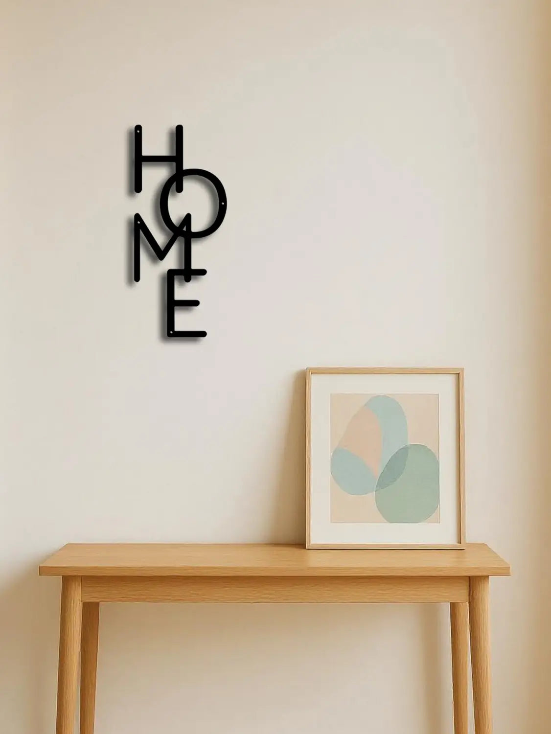 Schwarze Metall-Wanddekoration mit der Schreibweise „Home“ in einer modernen minimalistischen Schrift für zeitgemäßes Interior-Design.
