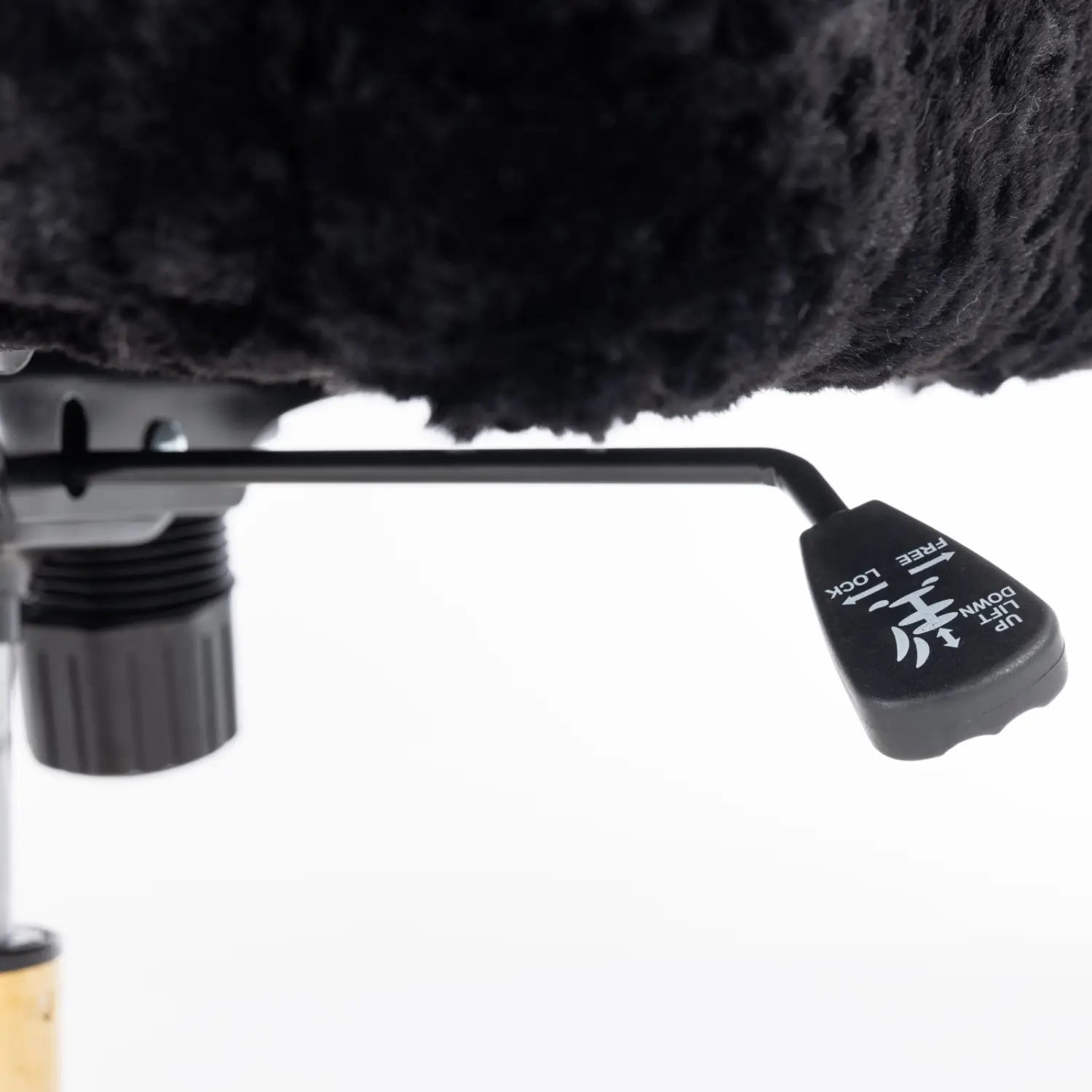 chaise de bureau en fausse fourrure noire avec base dorée, montrant le dossier en tissu noir texturé et un levier noir de réglage de la hauteur en plastique, avec des flèches directionnelles blanches et du texte