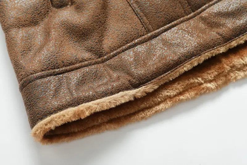 Veste bomber en peau de mouton marron doublée d’un intérieur moelleux et doux, présentée comme une veste en denim doublée de polaire d’hiver pour homme, en peau de mouton.