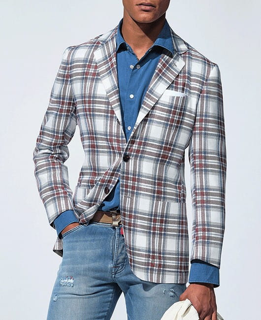 Blazer ajusté pour hommes, style business casual, au style élégant, avec un motif écossais blanc-gris et bordeaux net, présentant des poignets et une doublure de col contrastants bleu.