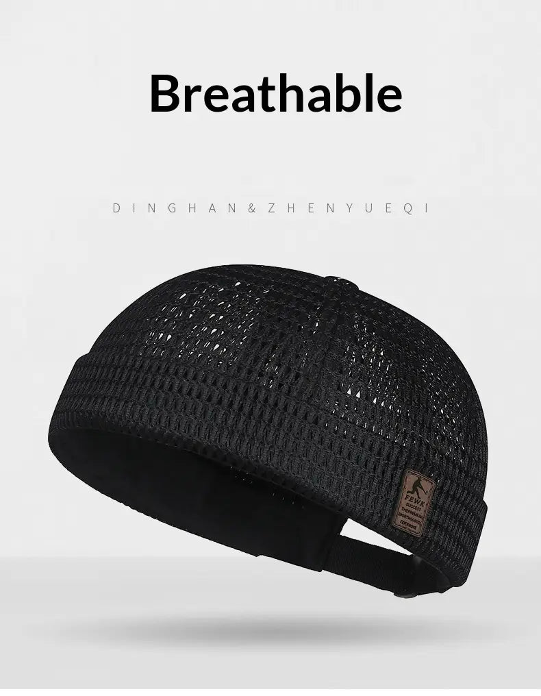 Gorra tipo baseball de malla negra con visera acanalada y correa ajustable, mostrada desde el lado posterior; ideal para el uso de gorra de verano para mujer.