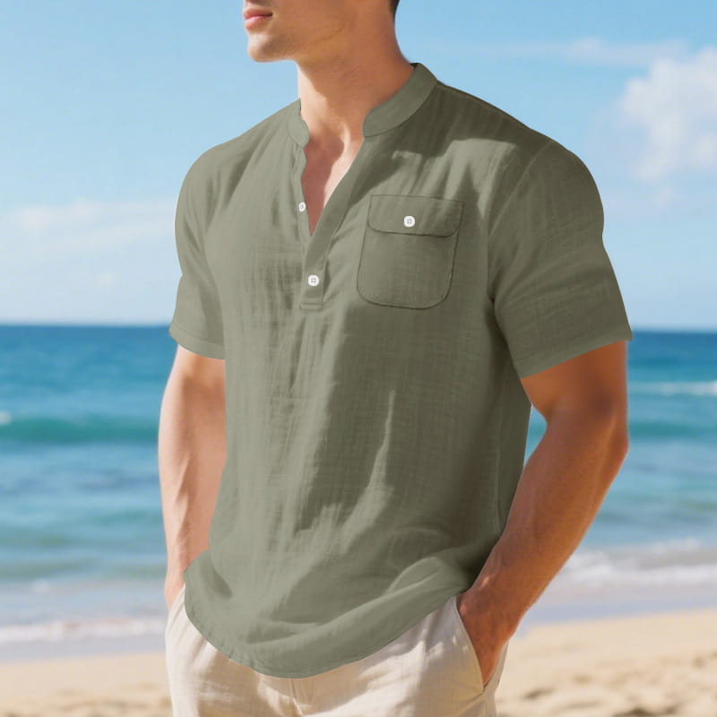 Herren-Olivgrünes Leinenhemd im lässigen Stil mit kurzem Ärmel im Henley-Stil mit Brusttasche und weißen Knöpfen.