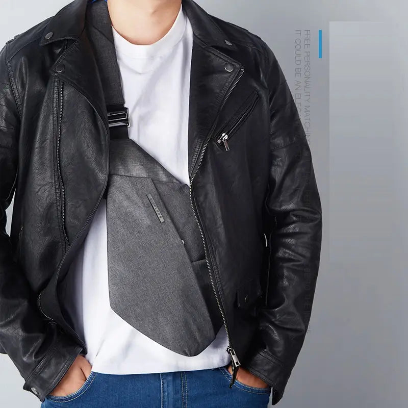 Chaqueta de cuero negro con bolsa bandolera empresarial para el pecho, minimalista y a prueba de robos, de tejido gris, colocada cruzada sobre el pecho.